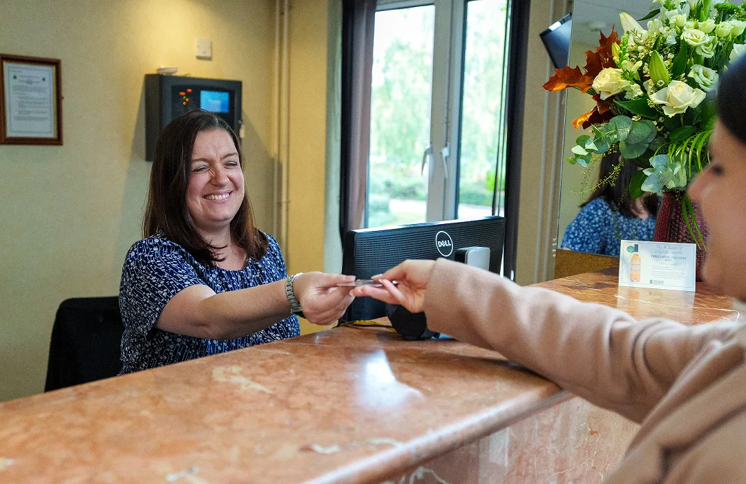 A guest purchasing a gift card at reception – a perfect gift. 